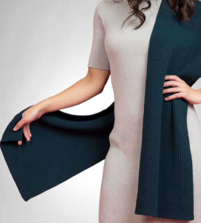 Miracle Ribbed Merino Scarf in peacock, close up view